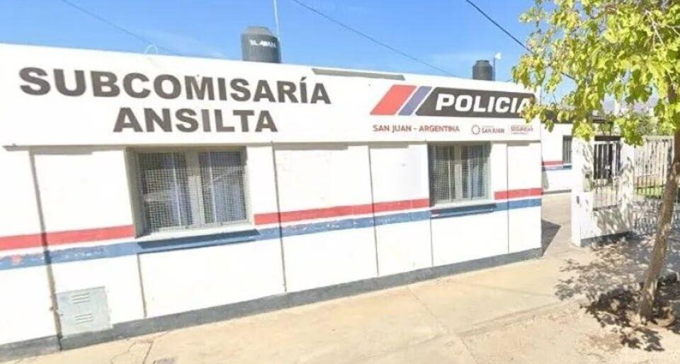 Detienen a dos personas por robo en casa de Rawson