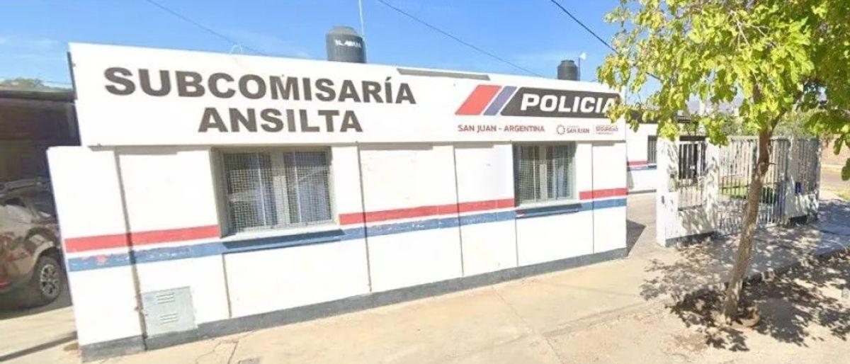 Detienen a dos personas por robo en casa de Rawson