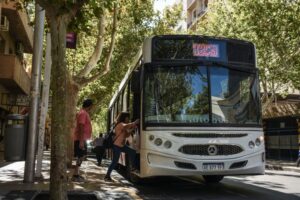 El Gobierno rechaza el paro de colectivos y cuestiona la negativa sindical
