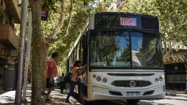 El Gobierno rechaza el paro de colectivos y cuestiona la negativa sindical