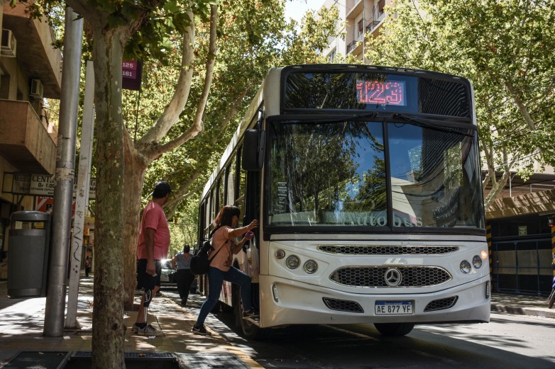 El Gobierno rechaza el paro de colectivos y cuestiona la negativa sindical