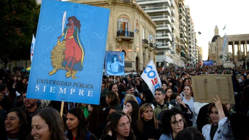 Estudiantes de Rosario ocupan facultades en protesta universitaria