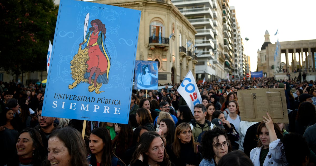 Estudiantes de Rosario ocupan facultades en protesta universitaria