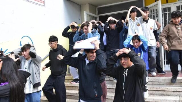 Evacuación ordenada en la EPET N° 4 por simulacro de sismo