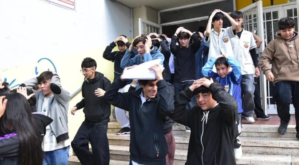 Evacuación ordenada en la EPET N° 4 por simulacro de sismo