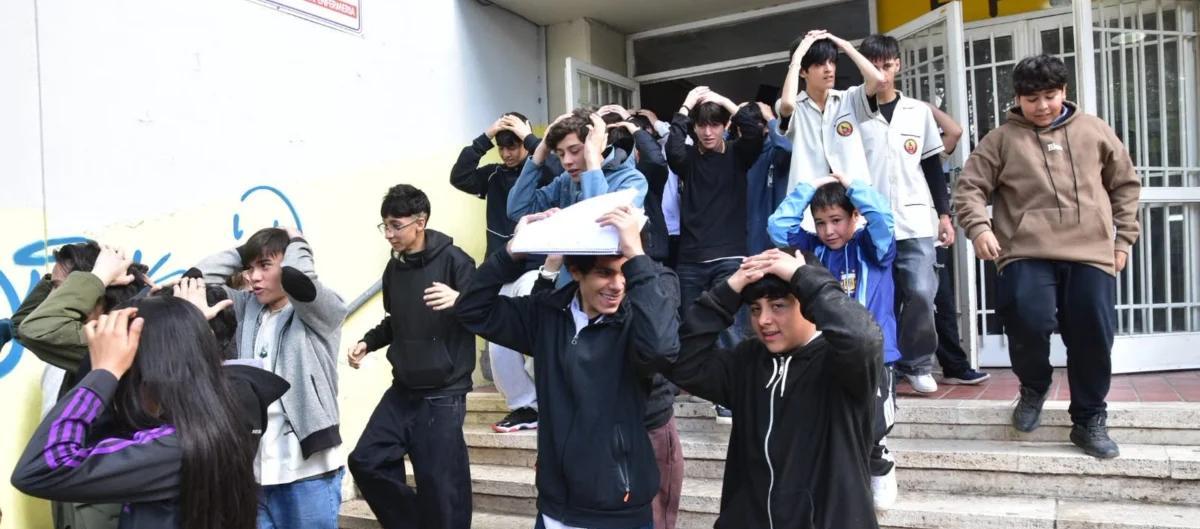 Evacuación ordenada en la EPET N° 4 por simulacro de sismo