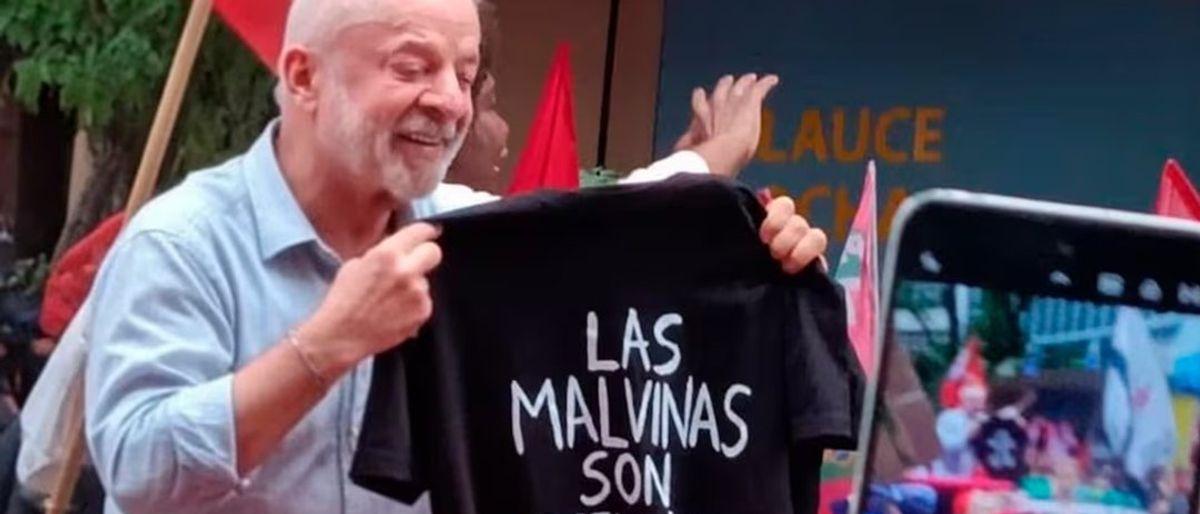 Lula muestra remera que dice ‘Las Malvinas son argentinas’