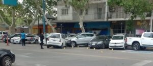Médica auxilia a herido en choque múltiple en Capital
