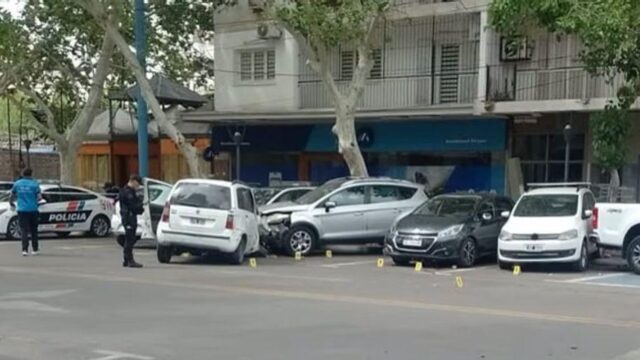 Médica auxilia a herido en choque múltiple en Capital