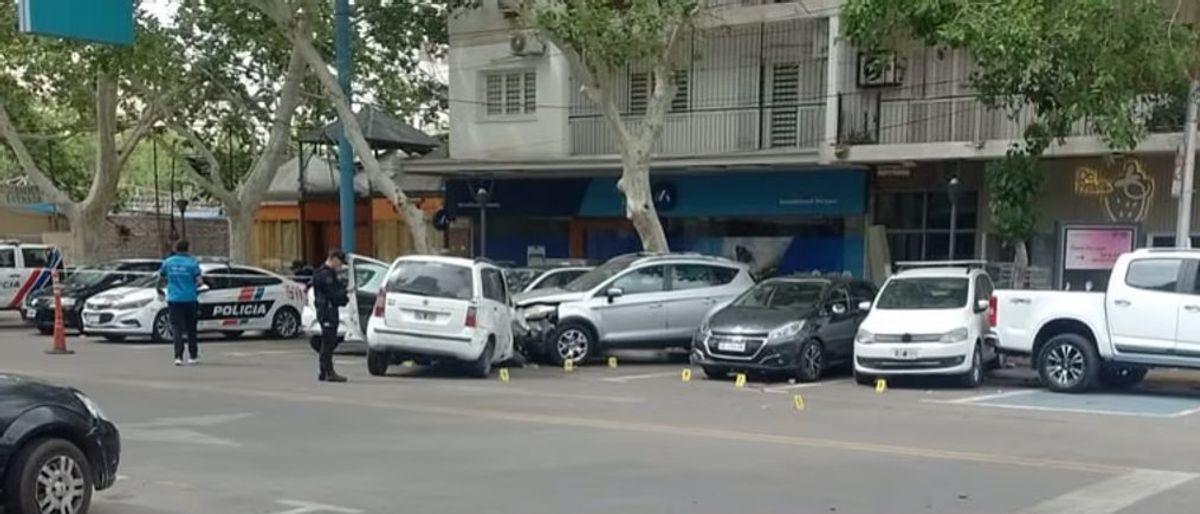 Médica auxilia a herido en choque múltiple en Capital