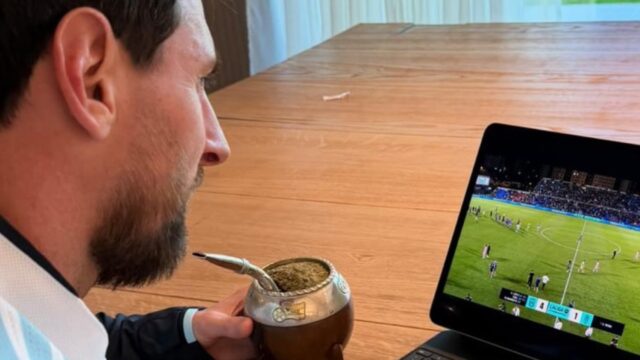 Messi sigue el partido de su nuevo club desde Rosario