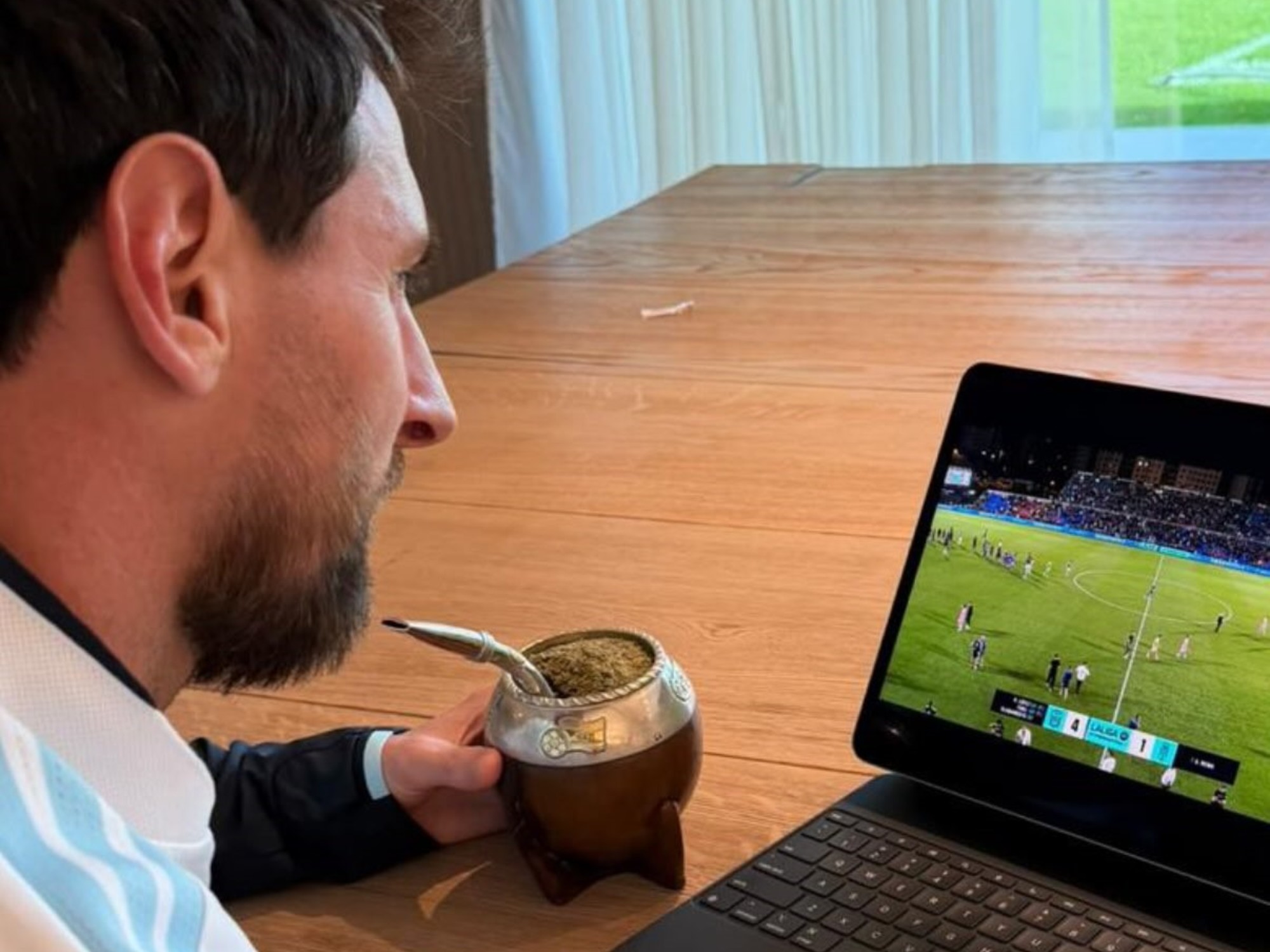 Messi sigue el partido de su nuevo club desde Rosario
