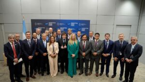 Milei destaca a San Juan en encuentro de inversiones en París