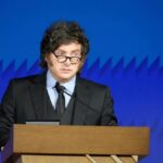 Milei viaja a España y arremete contra Sánchez en plena campaña electoral