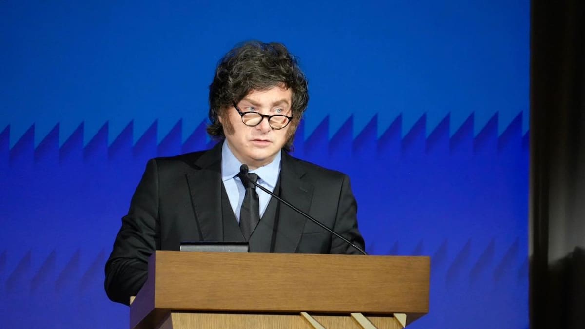 Milei viaja a España y arremete contra Sánchez en plena campaña electoral