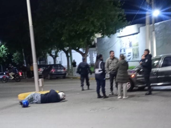 Motociclista internado tras colisionar con auto en Caucete