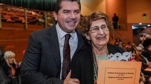 Orrego entregó 442 escrituras a familias sanjuaninas
