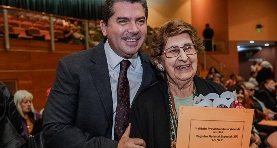 Orrego entregó 442 escrituras a familias sanjuaninas
