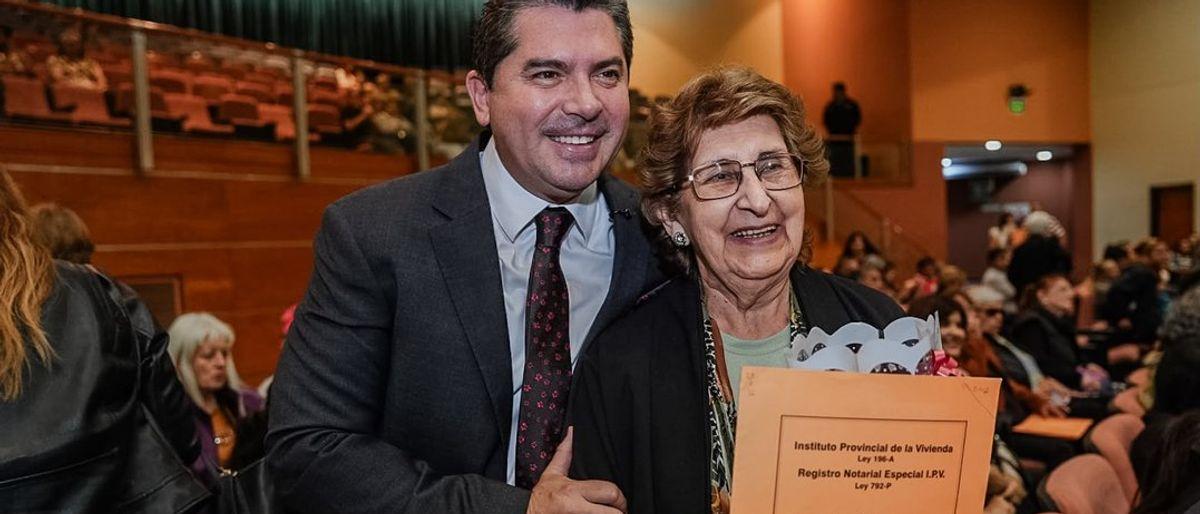 Orrego entregó 442 escrituras a familias sanjuaninas