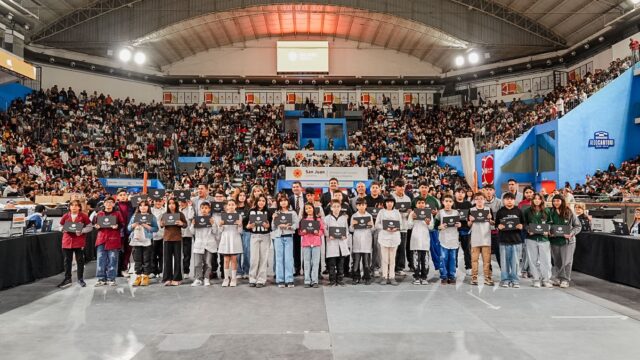 Orrego entregó casi 1.400 computadoras a estudiantes de tres departamentos