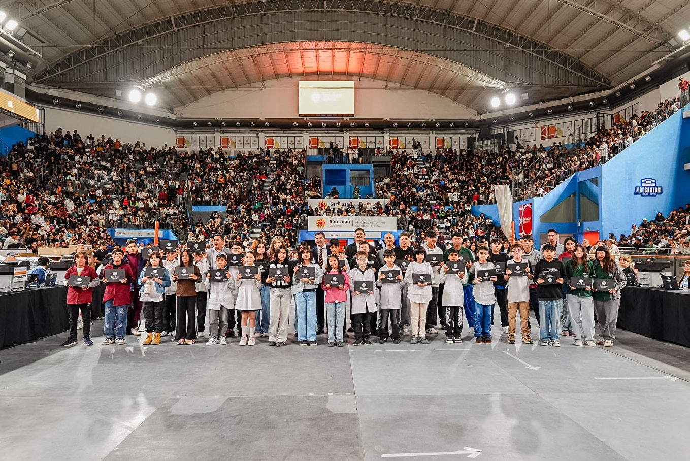 Orrego entregó casi 1.400 computadoras a estudiantes de tres departamentos