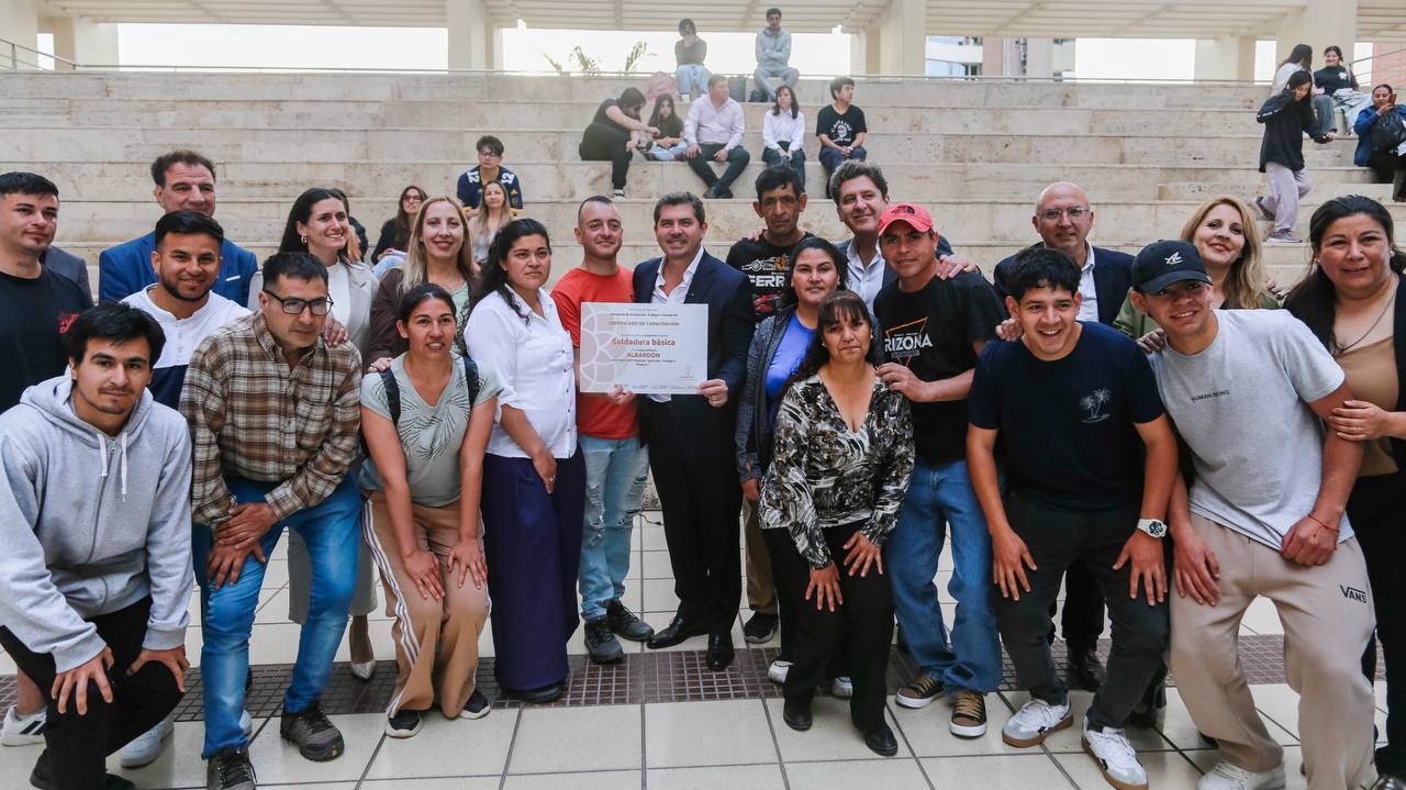 Orrego entregó certificados y herramientas del programa de capacitación laboral