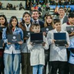 Orrego entregó computadoras a más de 1.800 estudiantes en San Juan