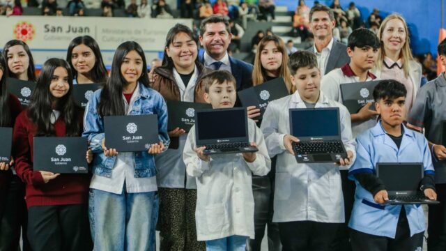 Orrego entregó computadoras a más de 1.800 estudiantes en San Juan