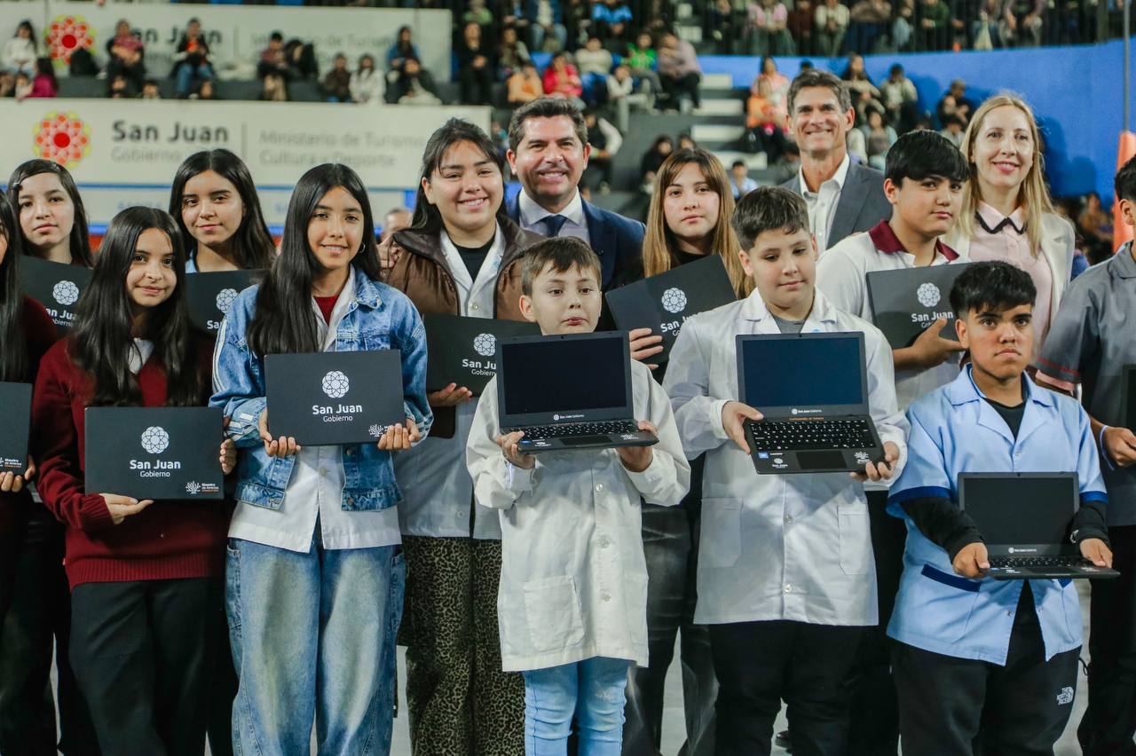 Orrego entregó computadoras a más de 1.800 estudiantes en San Juan