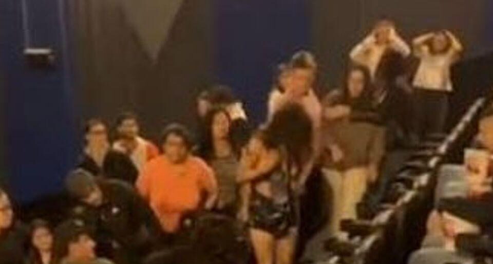 Pelea en el cine terminó con dos mujeres detenidas