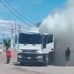 Vecinos evitaron tragedia al rescatar camión en llamas en 25 de Mayo