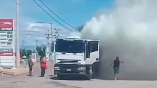 Vecinos evitaron tragedia al rescatar camión en llamas en 25 de Mayo