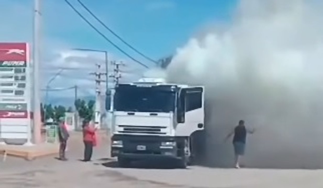 Vecinos evitaron tragedia al rescatar camión en llamas en 25 de Mayo