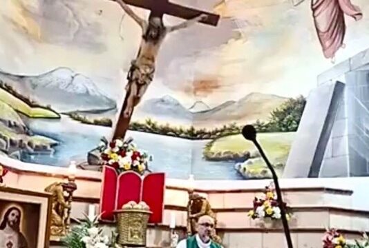 Ecuador: un sacerdote murió durante una misa tras caerle encima una cruz de madera