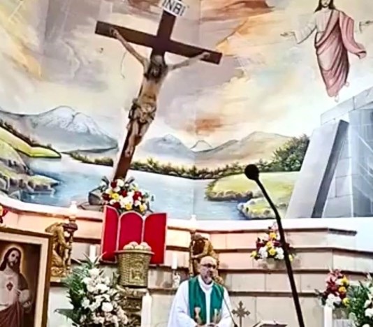 Ecuador: un sacerdote murió durante una misa tras caerle encima una cruz de madera