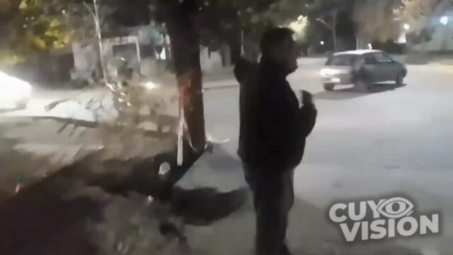 Grababa una obra por falta de señalización y una moto chocó contra ella segundos después en Las Heras