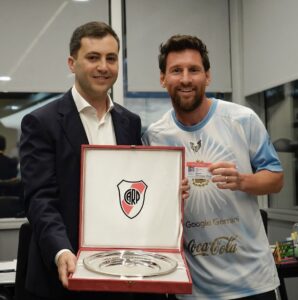 Messi fue nombrado socio honorario de River antes de su despedida de la Selección