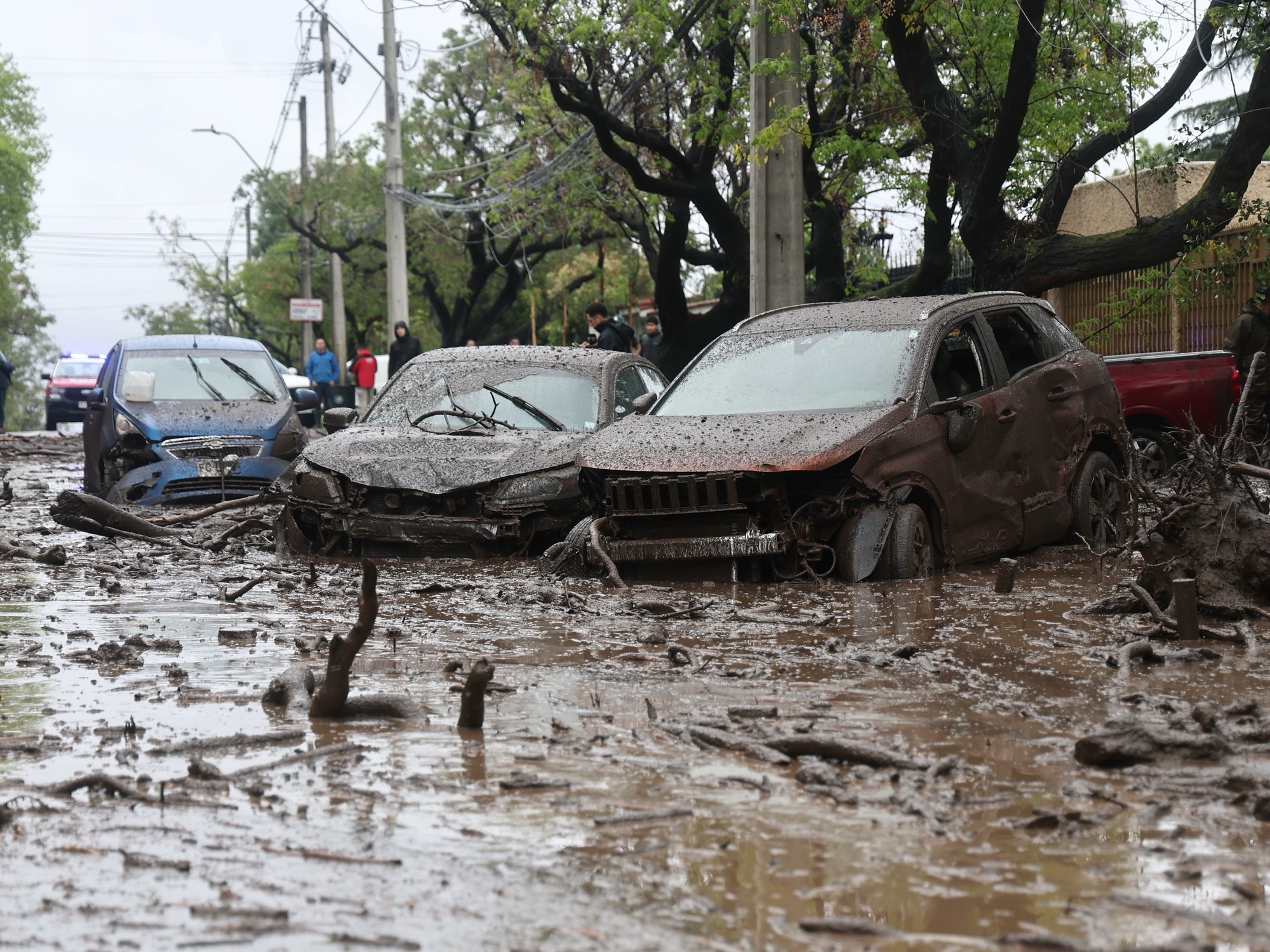 Aluvión en Santiago de Chile: las causas de la corriente de barro que arrastró vehículos en Las Condes