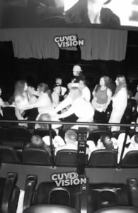 Pelea y ataque con gas pimienta en un cine de Paraná: dos mujeres detenidas