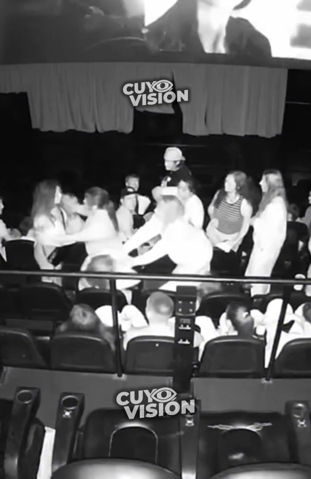 Pelea y ataque con gas pimienta en un cine de Paraná: dos mujeres detenidas