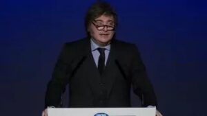 Milei cuestionó la frase “la gente no llega a fin de mes” y lanzó una polémica pregunta