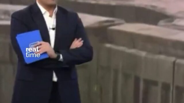 Una enorme ola golpeó en vivo a un periodista durante un temporal en el País Vasco