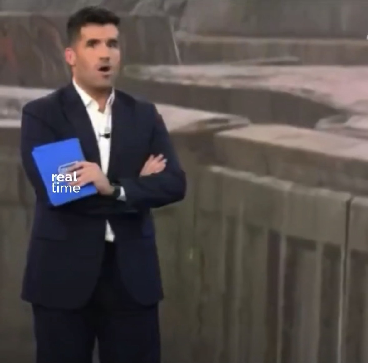Una enorme ola golpeó en vivo a un periodista durante un temporal en el País Vasco