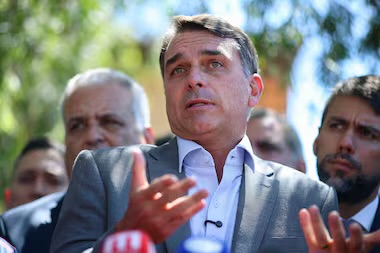 Investigan si Flávio Bolsonaro intentó llegar a la Argentina para viajar a Estados Unidos
