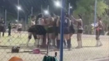 Difundieron un video de una pelea entre jugadoras de hockey sobre césped en Albardón