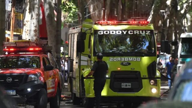Un incendio en el séptimo piso de un edificio del centro mendocino obligó a evacuar a los residentes