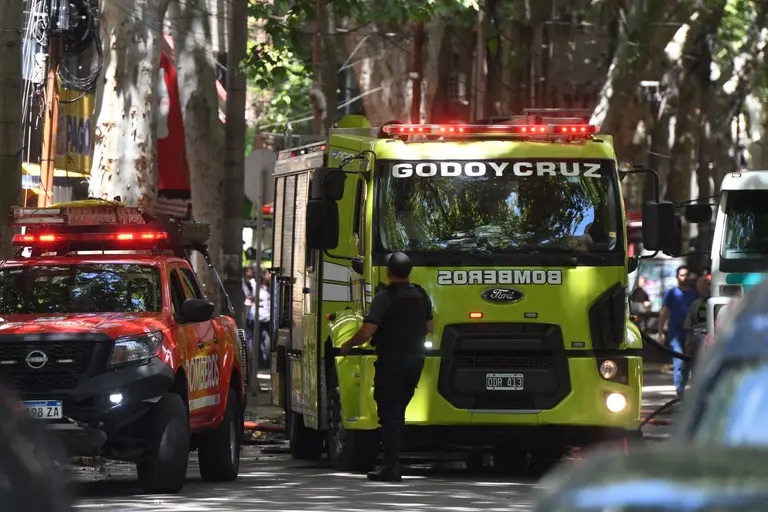 Un incendio en el séptimo piso de un edificio del centro mendocino obligó a evacuar a los residentes
