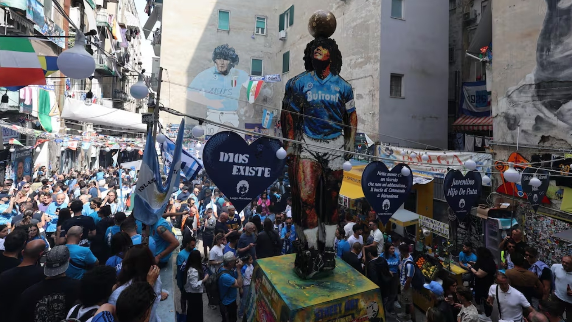 Nápoles celebró el cumpleaños de Maradona con un multitudinario homenaje en las calles